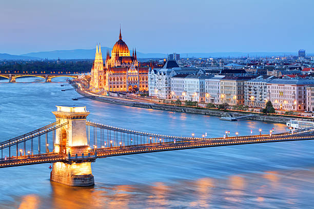 panorama di budapest, in ungheria, con il parlamento e il ponte delle catene - budapest chain bridge night hungary foto e immagini stock