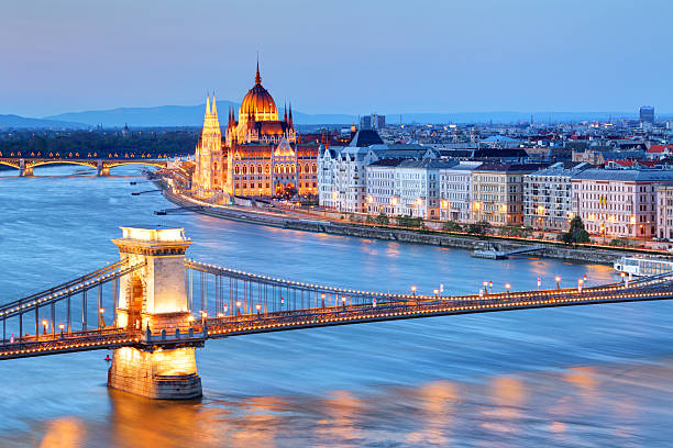 панорама будапешт, венгрия, и цепной мост и парламент - budapest chain bridge night hungary стоковые фото и изображения