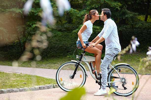 casal a beijar a. retrato de um jovem casal a beijar a caucasiana - silhouette kissing park sunset imagens e fotografias de stock