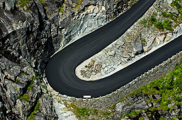 curva muy cerrada - norway snake mountain road man made fotografías e imágenes de stock