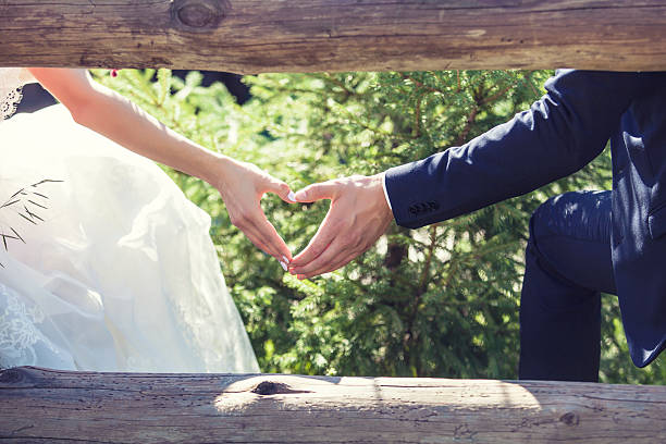 hombre y mujer sosteniendo las manos sobre una pareja romántica - young women wedding married engagement ring fotografías e imágenes de stock