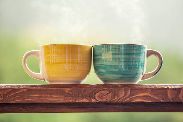 tazze con una bevanda calda di tè su sfondo in legno - paio foto e immagini stock
