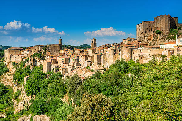 sorano, средневековый город в тоскане, италия - grosseto province стоковые фото и изображения