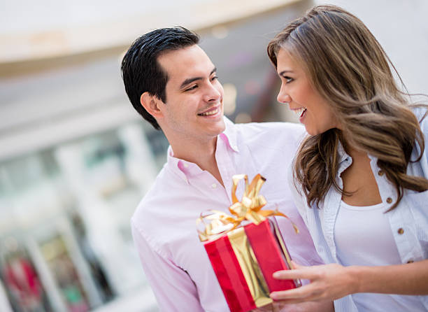 casal feliz com um presente - two people box women 20s imagens e fotografias de stock