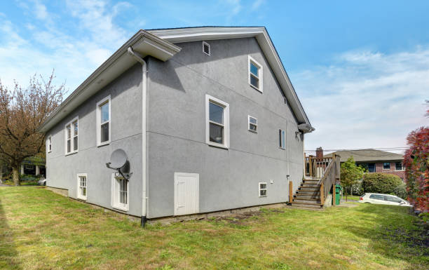 istock Simple large house exteior. Backyard view 504292447