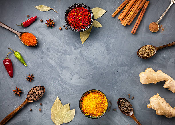 スパイスをグランジ灰色の背景 - ayurveda spice india chili pepper ストックフォトと画像