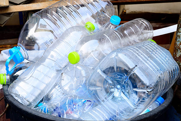 bouteilles en plastique ordures - packaging recycling bottle plastic photos et images de collection