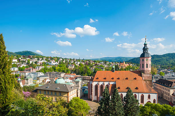 blick auf die stadt mit college-kirche in baden-baden - black forest fotos stock-fotos und bilder