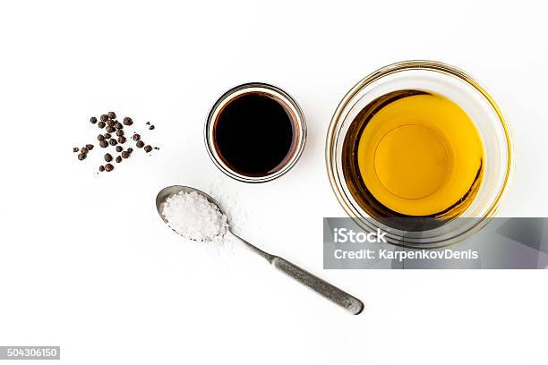 Olio Di Oliva Con Condimento Su Sfondo Bianco Vista Dallalto - Fotografie stock e altre immagini di Aceto balsamico