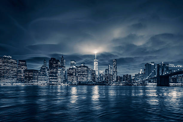 vue de manhattan de nuit - night cityscape reflection usa photos et images de collection