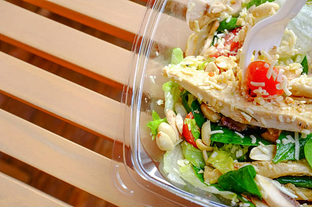 cäsar-salat mit hühnchen - cooking oil plastic oil fork stock-fotos und bilder