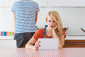 besorgt-frau-mit-einem-tablet-pc-zu-hause.jpg?b=1&s=170x170&k=20&c=yaJdkNwiyNTR2RXyjCIX3k1XWU4gpUhzvnnq-1r0NLo=