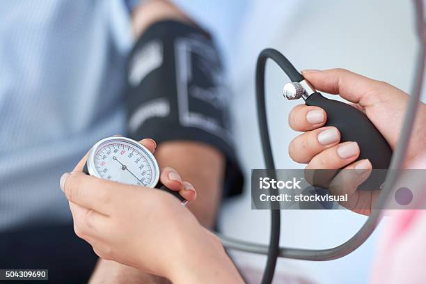 Measuring Blood Pressure Stockfoto en meer beelden van Bloeddrukmeter - Bloeddrukmeter, Hypertensie, Meten