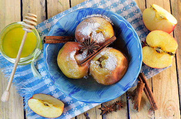 pomme cuite dans le four - baked apple food meal dessert photos et images de collection