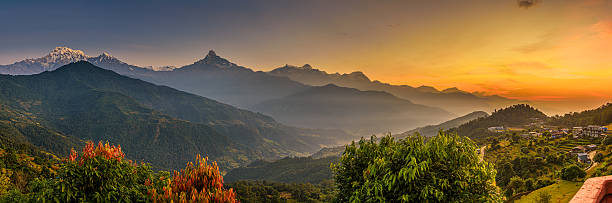 amanecer sobre montañas del himalaya - himalayas fotografías e imágenes de stock