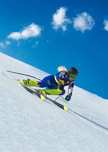 Mulher esquiador no recto Corrida de esqui Downhill - fotografia de stock
