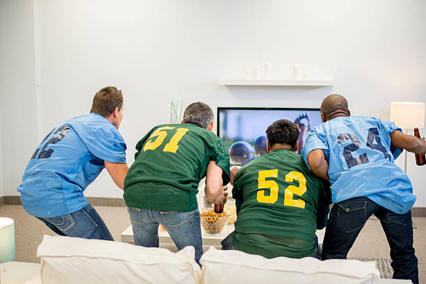 suspense durante el juego - sport watching television broadcasting television fotografías e imágenes de stock
