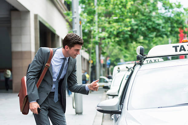 junge unternehmer danken taxi driver - taxifahrer stock-fotos und bilder