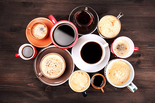 viele tassen kaffee auf holztisch - heißes getränk stock-fotos und bilder