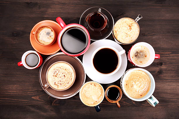 muitos copos de café na mesa de madeira - coffee top view imagens e fotografias de stock