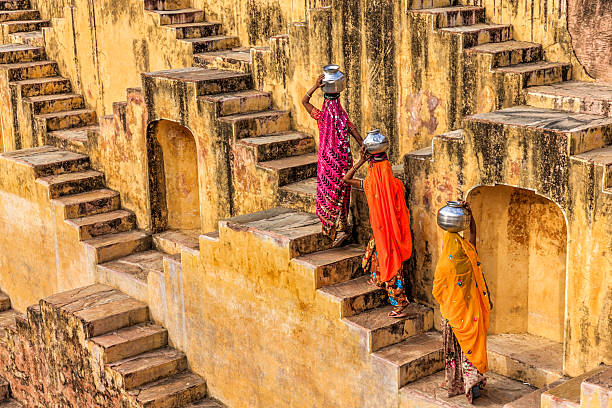 indian femme transportant l'eau d'adalaj près de jaipur - porter sur la tête photos et images de collection