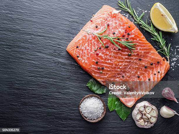 Salmón Fresco En El Corte De Planchar Foto de stock y más banco de imágenes de Salmón - Pescado - Salmón - Pescado, Cortado en filetes, Pez