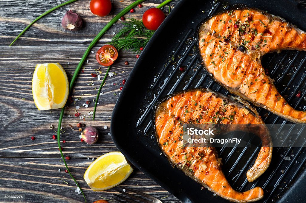 Bistecche di salmone alla griglia - Foto stock royalty-free di Pesce