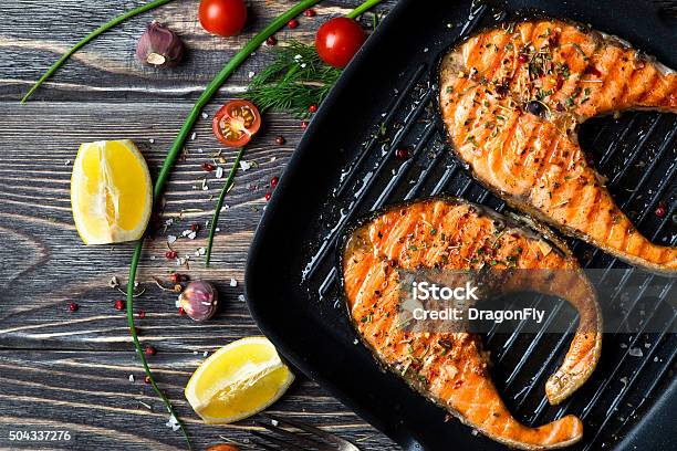 Bistecche Di Salmone Alla Griglia - Fotografie stock e altre immagini di Pesce - Pesce, Alla griglia, Trancio di salmone