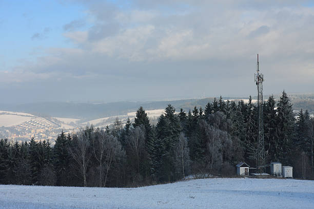 nadajników telewizyjnych na krawędzi lesie rano w styczniu - at the edge of audio zdjęcia i obrazy z banku zdjęć