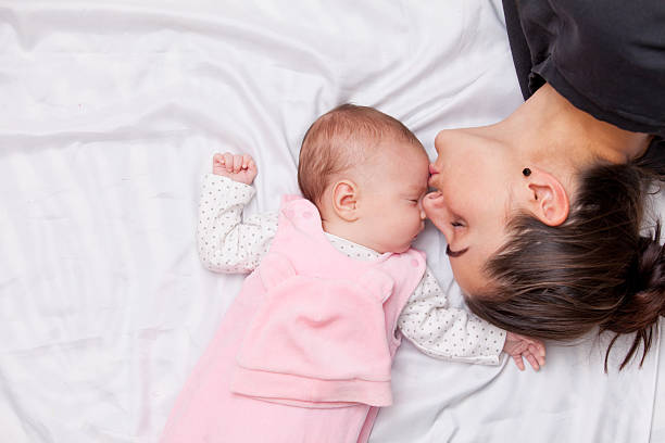 mãe e bebê pequeno - newborn little girls baby lying down - fotografias e filmes do acervo