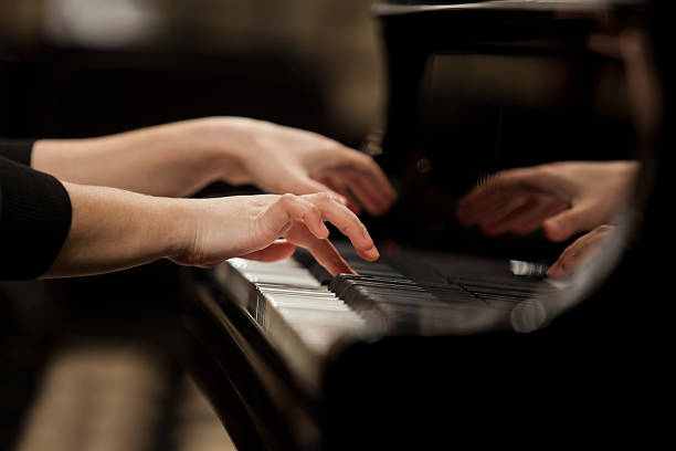 mani ragazza suona pianoforte - concerto classico foto e immagini stock