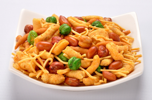 A delicious blend of Noodles, Peanuts and chicpeas