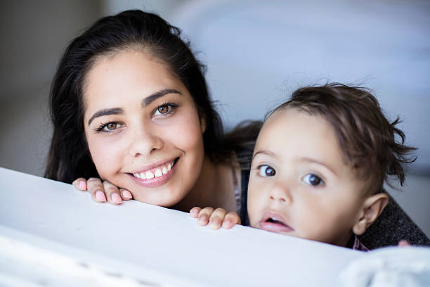 aborígene retrato de mãe e filho, olhando para a janela - babies and children close up horizontal looking at camera imagens e fotografias de stock