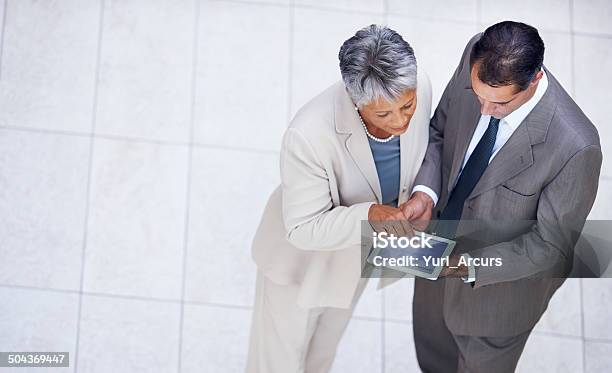 Comparten Ideas De Los Demás Foto de stock y más banco de imágenes de Mujeres - Mujeres, Tableta digital, Africano-americano