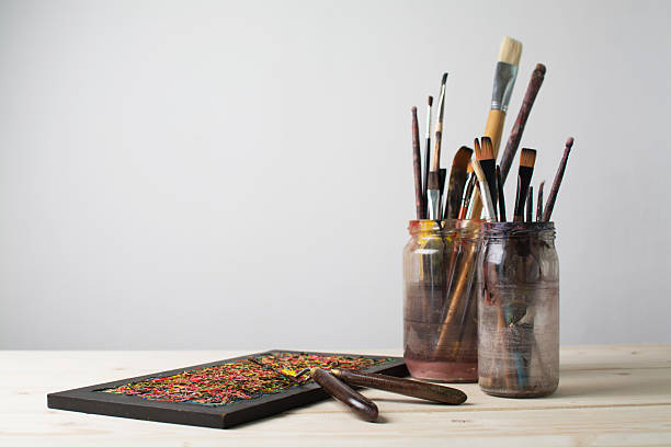 paintbrushes em uma mesa - artists canvas palette paintbrush oil painting - fotografias e filmes do acervo