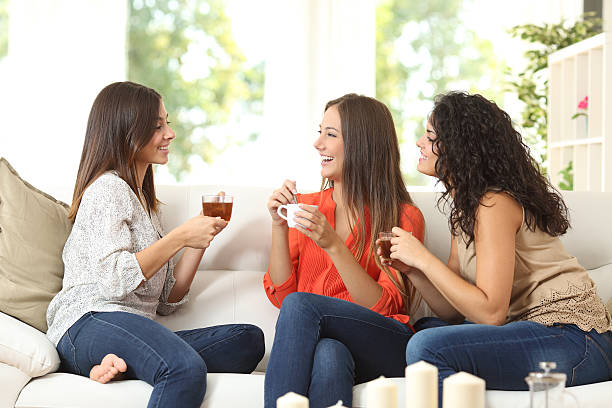3 프렌즈 토킹 집에서요 - friendship coffee home interior women 뉴스 사진 이미지