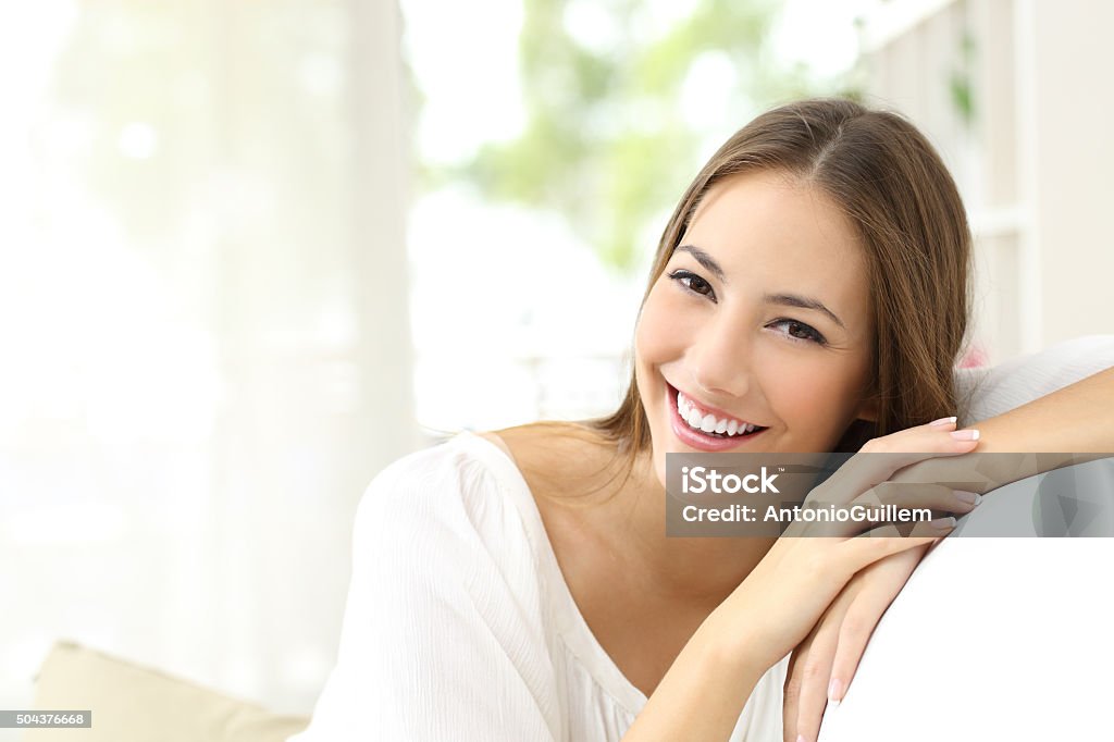 Schönheit Frau mit weißen Lächeln wie zu Hause fühlen. - Lizenzfrei Schönheit Stock-Foto