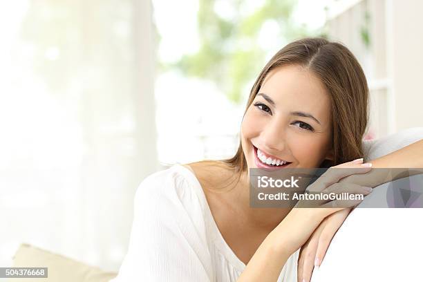 Schönheit Frau Mit Weißen Lächeln Wie Zu Hause Fühlen Stockfoto und mehr Bilder von Schönheit
