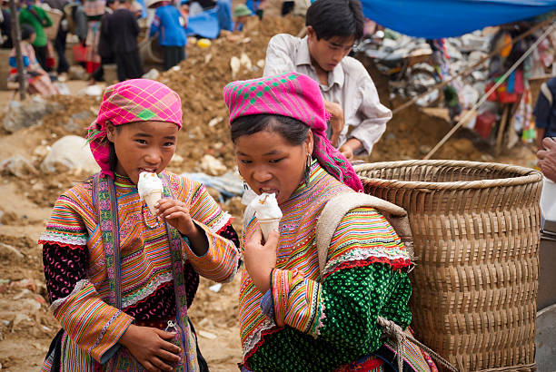 フラワー hmong アイスクリームを食べコーンズ女の子 - women eating ice cream indigenous culture ストックフォトと画像