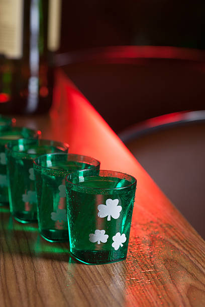 Green Shot Gläser in einer Zeile für St. Patrick's – Foto