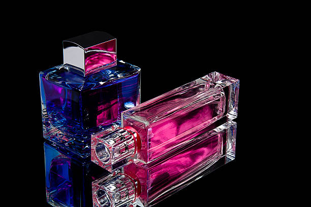 розовый и голубой с подвеской в виде флакона духов - perfume стоковые фото и изображения