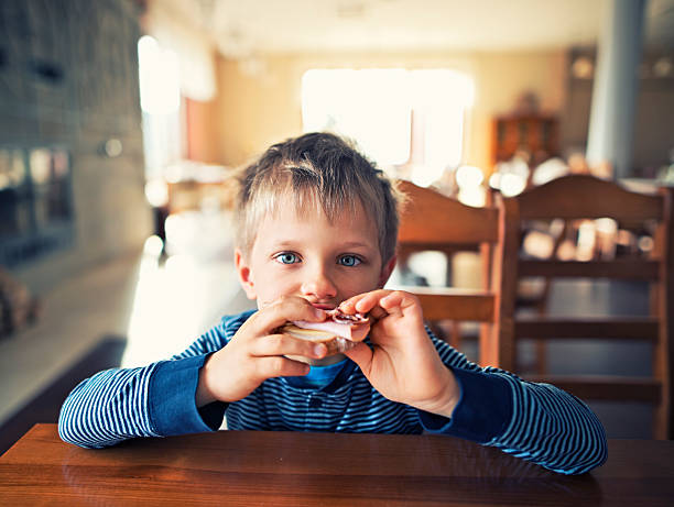 かわいい小さな男の子朝食 - sandwich food meat ham ストックフォトと画像