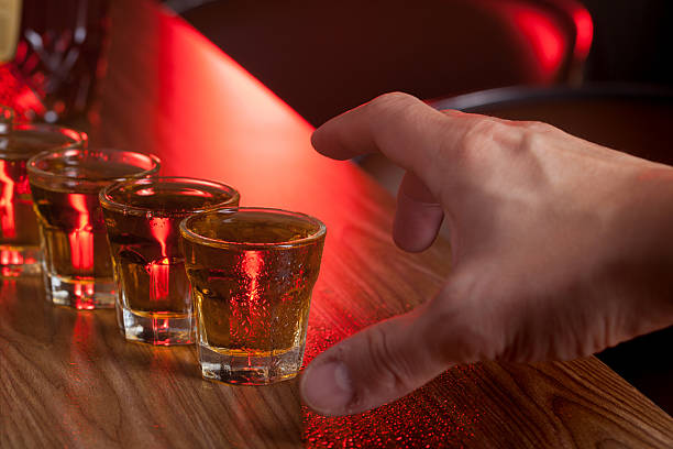 Hände greifen nach Aufnahme Glas Whiskey – Foto