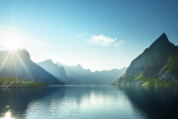 sonnenuntergang in lofoten inseln, norwegen - fjord stock-fotos und bilder