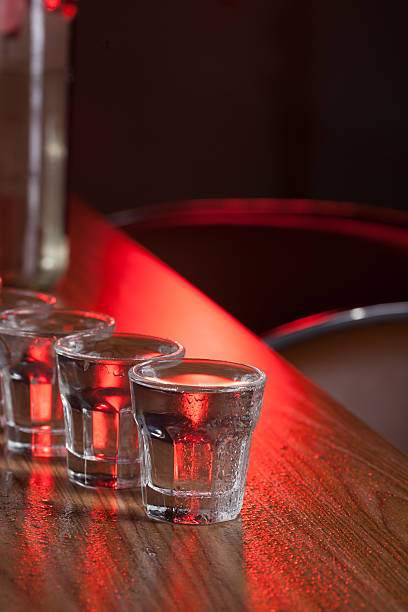 Vodca ou doses de Tequila alinhados - foto de acervo