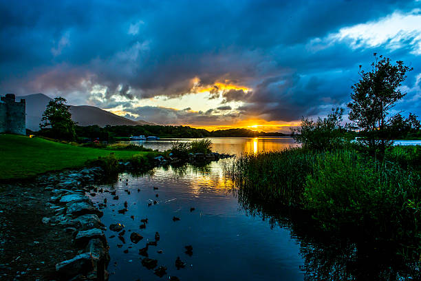 ross castillo en lough leane en irlanda - lakes of killarney fotografías e imágenes de stock