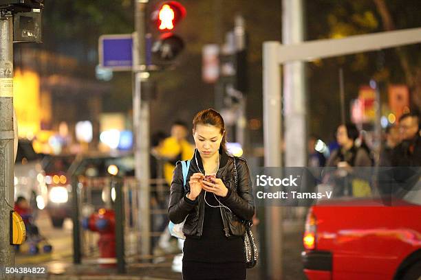 Mujer Joven Revisando Smartphone En Hong Kong Foto de stock y más banco de imágenes de Distraerse - Distraerse, Teléfono móvil, China