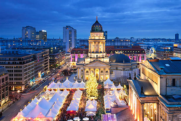 vista aérea en mercado navideño en la plaza gendarmenmarkt, en berlín - berlin germany gendarmenmarkt schauspielhaus germany fotografías e imágenes de stock