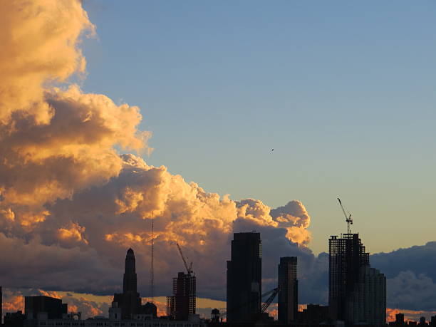 landmark einem hanson-place brooklyn unter riesigen fantastic disply wolken - disply stock-fotos und bilder