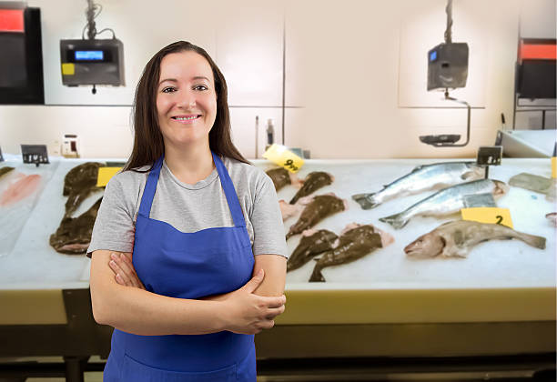 sonriendo pescadora - fisherwoman fotografías e imágenes de stock